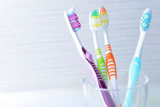 Escovas de dentes reunidas em recipiente transparente