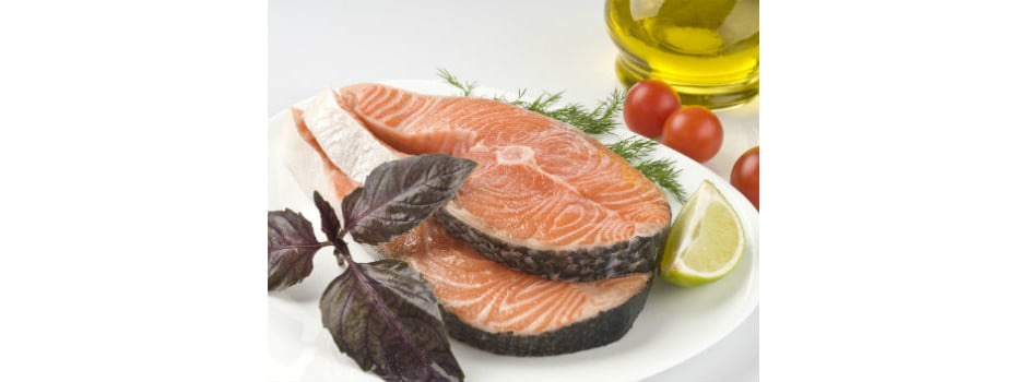 Peixes como salmão, arenque, sardinha, atum e bacalhau são ricos em um nutriente chamado ômega-3, que pode ser aliado de quem tem dores de cabeça frequentes