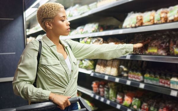 mulher fazendo compras no supermercado