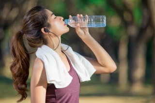 Mulher bebendo água - Foto: Shutterstock