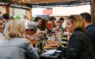 pessoas comendo em um restaurante