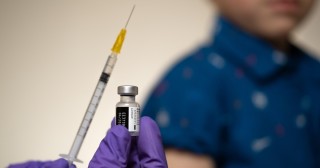 Pfizer afirma que sua vacina contra COVID é segura para crianças