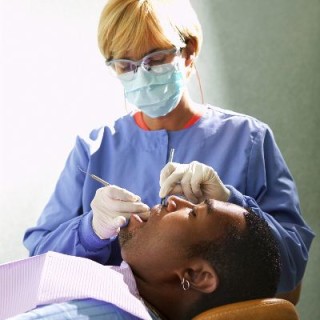 Cirurgião dentista trata traumas da face