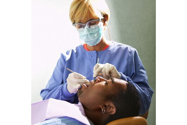 Cirurgião dentista trata traumas da face