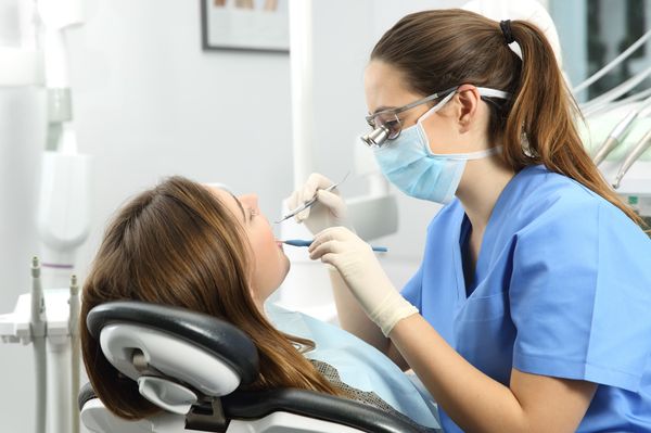 Dentista examinando os dentes de paciente