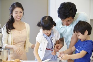 família asiática feliz