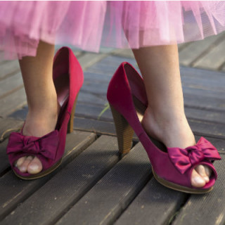 Menina usando sapatos de adulta - Foto: Getty Images