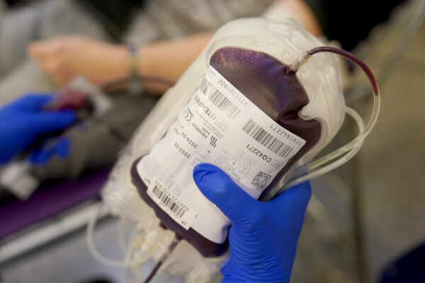 Imagem de pessoa doando sangue