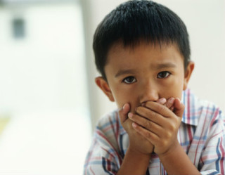 Criança que não fala com outras crianças e adultos deve ser estimulada