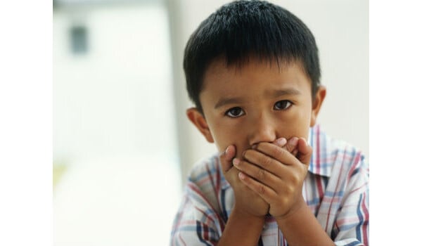 Criança que não fala com outras crianças e adultos deve ser estimulada