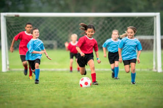 Futebol Infantil. As Crianças Estão Jogando Futebol. A Luta Ativa