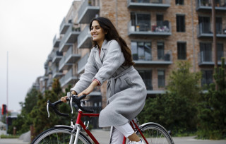 Mulher andando de bicicleta na rua