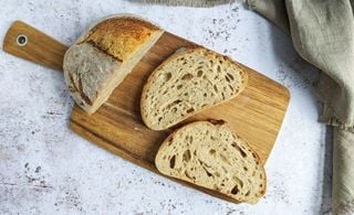 Três pedaços de pão em uma tabua de madeira