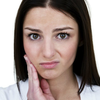 Pessoa com dor por sensibilidade dentária - Foto: Getty Images