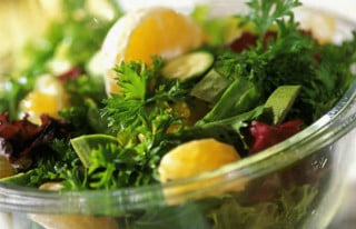 Pote com salada - Foto: Getty Images