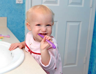 Bebê escovando os dentes