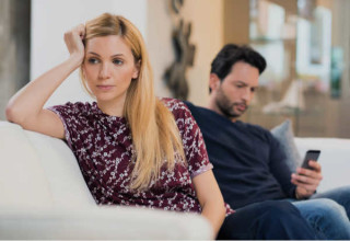 Manter contato com ex, mesmo que pelas redes sociais, é um dos principais motivos de brigas no namoro - Foto: Shutterstock