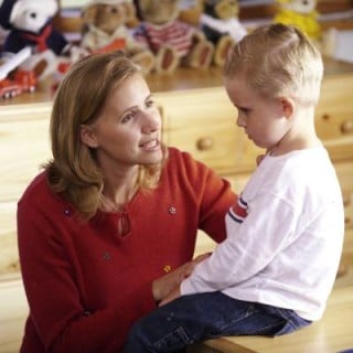 Mãe e filho conversando