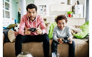 Pai e filho jogando videogame - foto: Getty Images