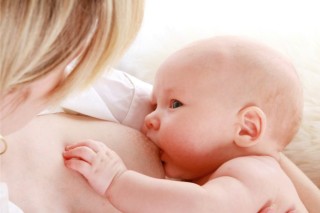 Mulher amamentando bebê - Foto: Getty Images