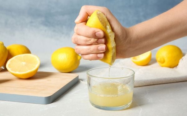 pessoa espremendo o limão