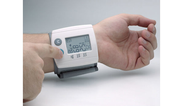 pessoa medindo a pressão arterial