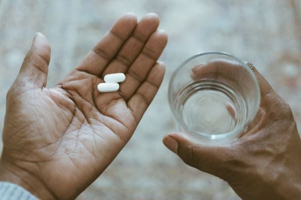Ibuprofeno não substitui antibiótico no tratamento de infecção urinária
