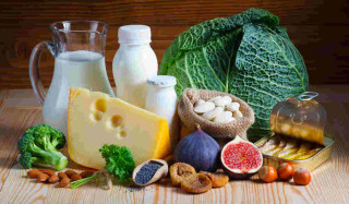 Alimentos como brócolis e derivados do leite são ricos em cálcio - Foto: Shutterstok