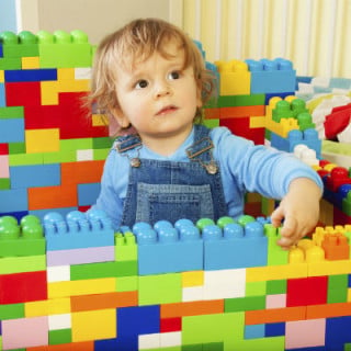 Bebê brincando com peças de montar - Foto: Getty Images