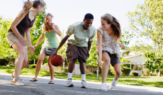 amigos jogando basquete - Foto Getty Images
