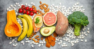 O potássio está presente em diversos alimentos e é essencial para o corpo - Créditos: Elena Eryomenko/Shutterstock