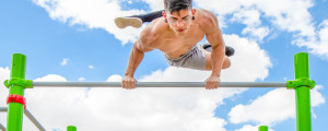 Calistenia usa o próprio peso do corpo para a prática de exercícios