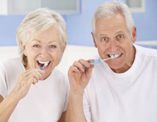 idosos escovando os dentes
