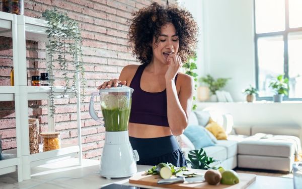 mulher fazendo suco verde