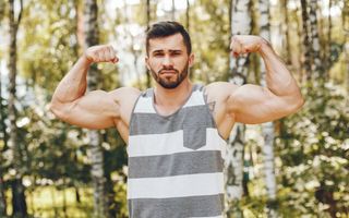 homem mostrando os músculos dos braços