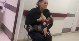 Policial argentina amamenta bebê que chorava em hospital e foto viraliza