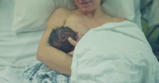 Cresce o número de bebês levados à amamentação após o parto