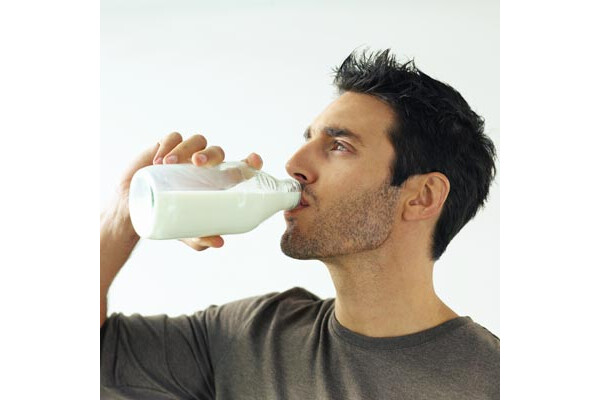 Homem bebendo leite