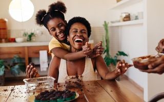 mãe e filha fazendo brigadeiro