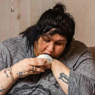 Lisa comia até 1 pote de talco por dia durante 15 anos - Foto: Reprodução/Daily Mail
