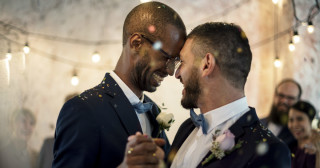 Legalizar o casamento gay aumenta a qualidade de vida das pessoas LGBT 