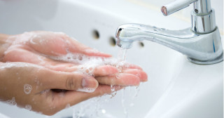 Creme dental e lavar as mãos pode causar resistência a antibióticos