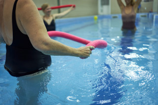 Mulheres se exercitando na piscina