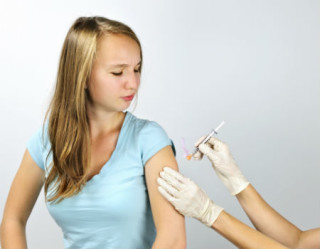 Vacinação na adolescência imuniza contra difteria, tétano e HPV, entre outras doenças