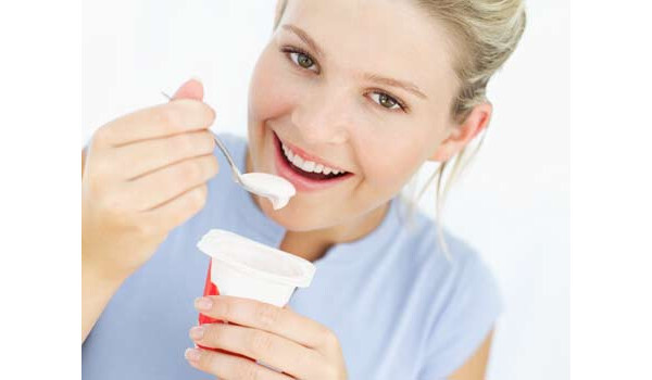 Mulher tomando iogurte
