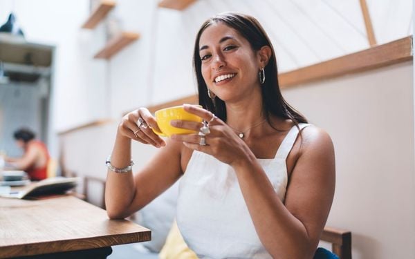 mulher tomando uma xícara de café