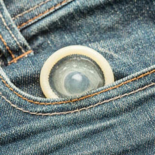 Usar camisinha e manter higiene do pênis é fundamental para evitar DSTs - Foto: Getty Images