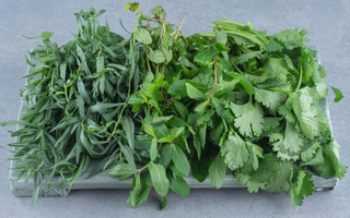 Tábua de madeira cheia de ervas frescas
