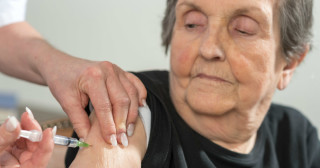 Pessoas acima dos 50 anos podem se vacinar contra sarampo em redes privadas e ações de bloqueio