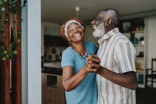 Casal de idosos dançando sorridentes